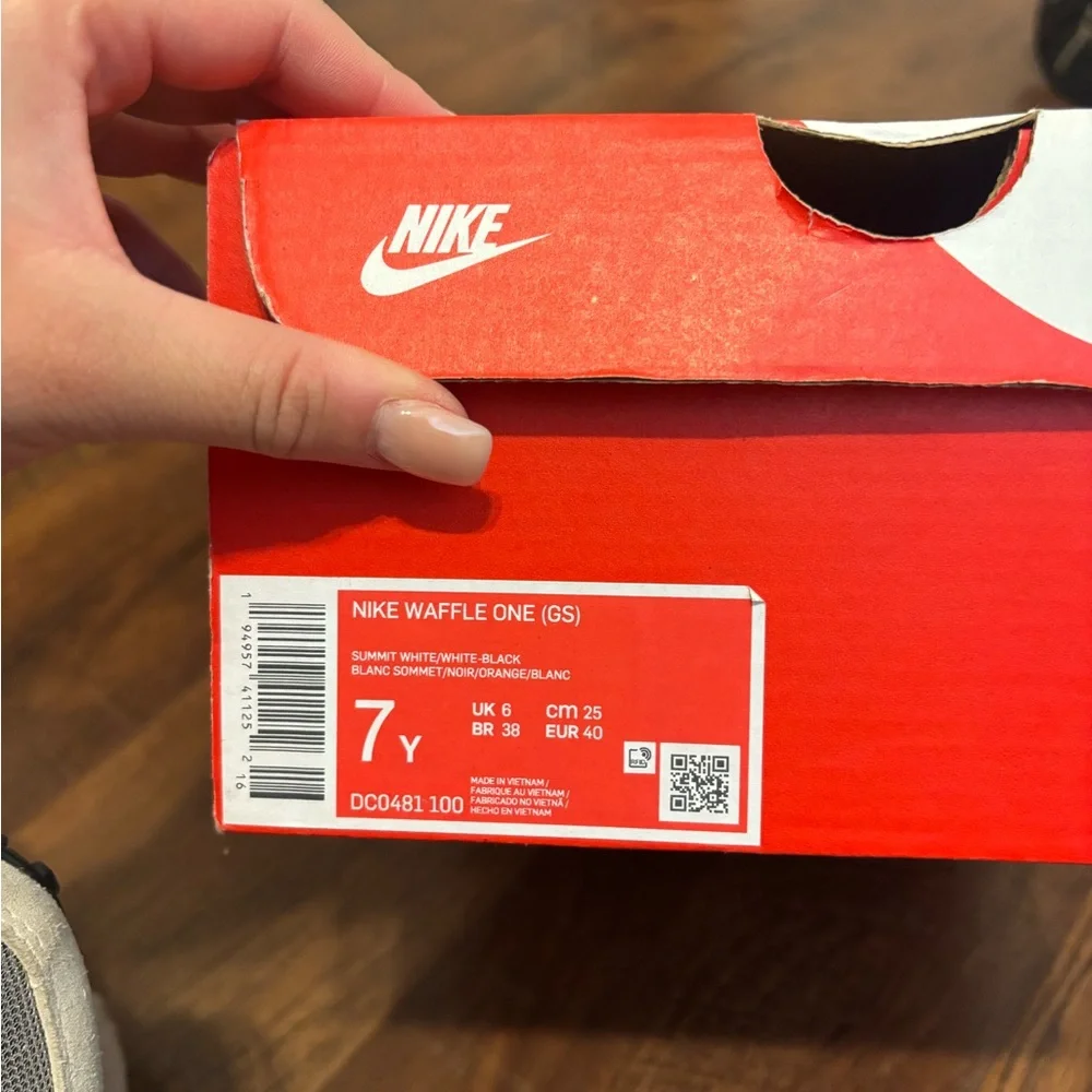 Nike - Picture 9 of 10